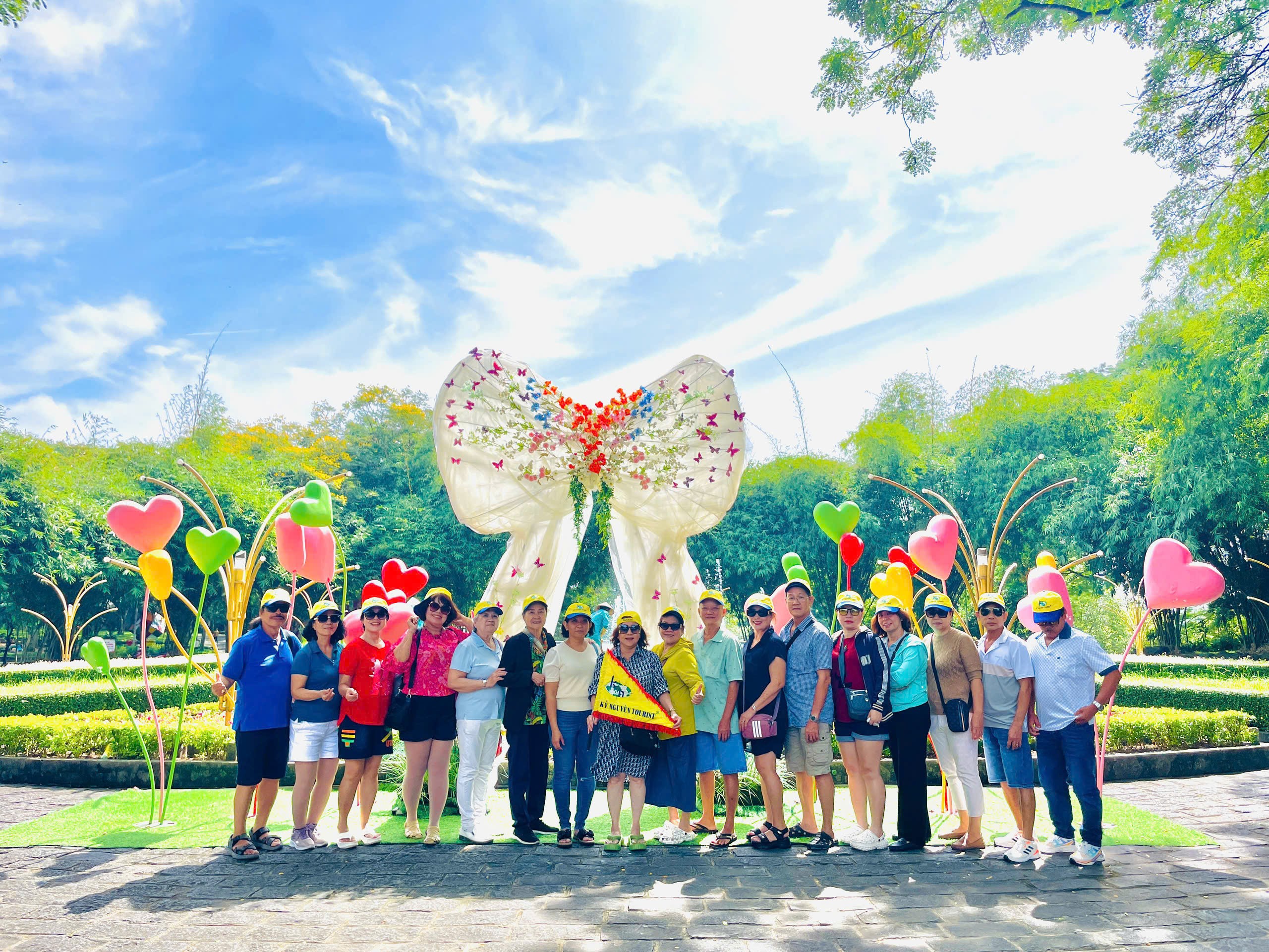 Du khách vui vẻ tắm mát tại hồ bơi lớn của Khu du lịch Suối Mơ với dòng nước trong xanh