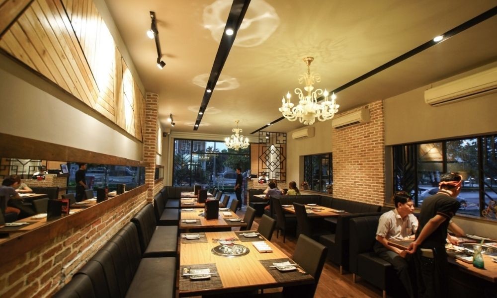 Khám Phá Thiên Đường Ẩm Thực: Tổng Hợp Các Quán Buffet Quận 2 Đáng Thử 31 Hana BBQ & Hotpot sở hữu không gian rộng rãi, thoáng đãng, thích hợp cho các buổi gặp gỡ