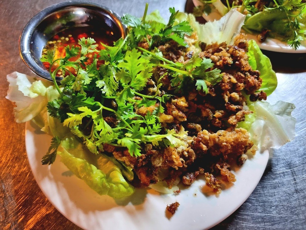 Khám Phá Những Quán Ăn Mở Cửa 24/24 Nổi Tiếng Nhất Sài Gòn 11 Món hàu chiên trứng đang được chế biến tỉ mỉ trên chảo nóng tại quán Hàu chiên trứng 128 Phùng Hưng