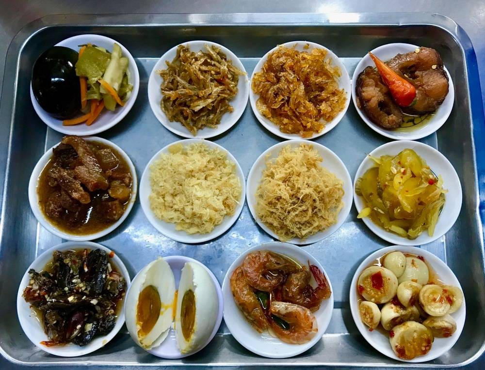 Khám Phá Những Quán Ăn Mở Cửa 24/24 Nổi Tiếng Nhất Sài Gòn 14 Các món ăn kèm đa dạng và hấp dẫn như trứng bách thảo, cá cơm rim tại Cháo Trắng Hàng Xanh