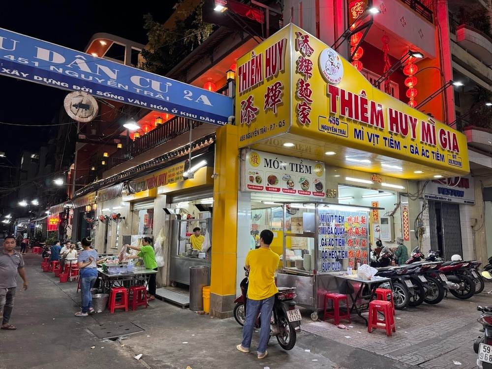 Khám Phá Những Quán Ăn Mở Cửa 24/24 Nổi Tiếng Nhất Sài Gòn 15 Không gian ẩm thực đậm chất người Hoa truyền thống tại quán Mì Vịt Tiềm Thiêm Huy