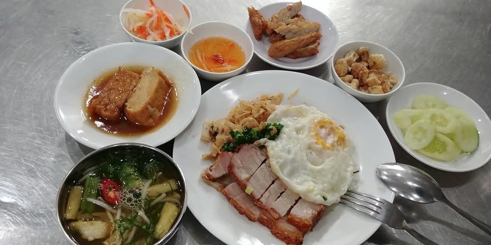 Khám Phá Những Quán Ăn Mở Cửa 24/24 Nổi Tiếng Nhất Sài Gòn 12 Dĩa cơm tấm sườn nướng đặc trưng với thịt sườn ướp đậm đà tại Cơm Tấm Mười