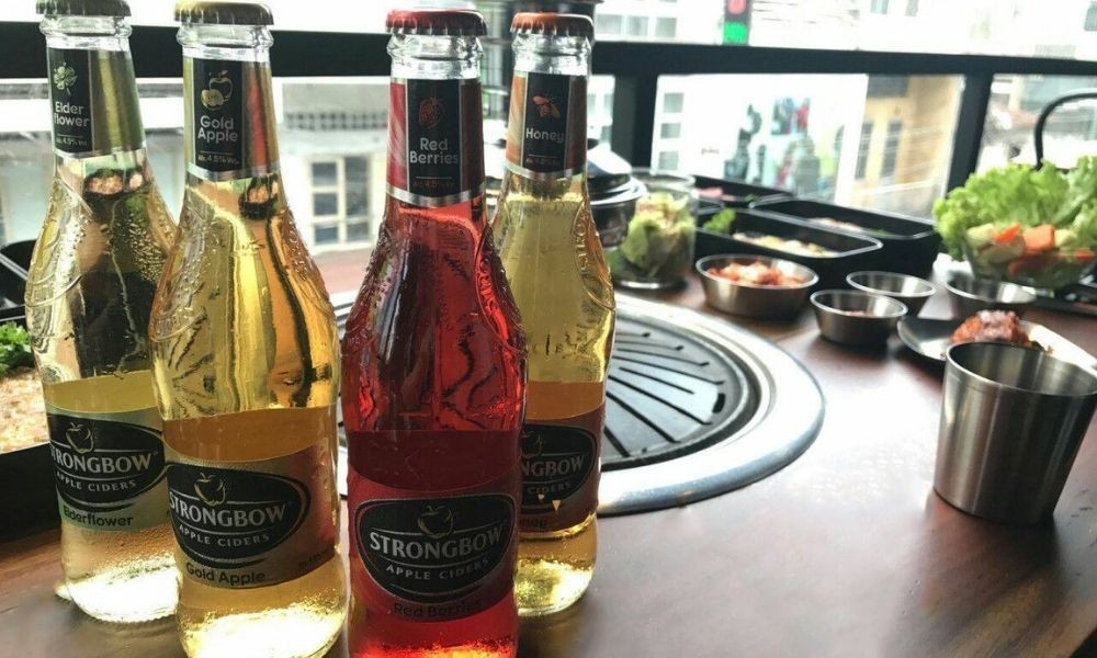 Khám Phá Thiên Đường Ẩm Thực: Tổng Hợp Các Quán Buffet Quận 2 Đáng Thử 29 Các loại thức uống giải khát, đặc biệt là Strongbow, được phục vụ tại MEAT & MEET BBQ