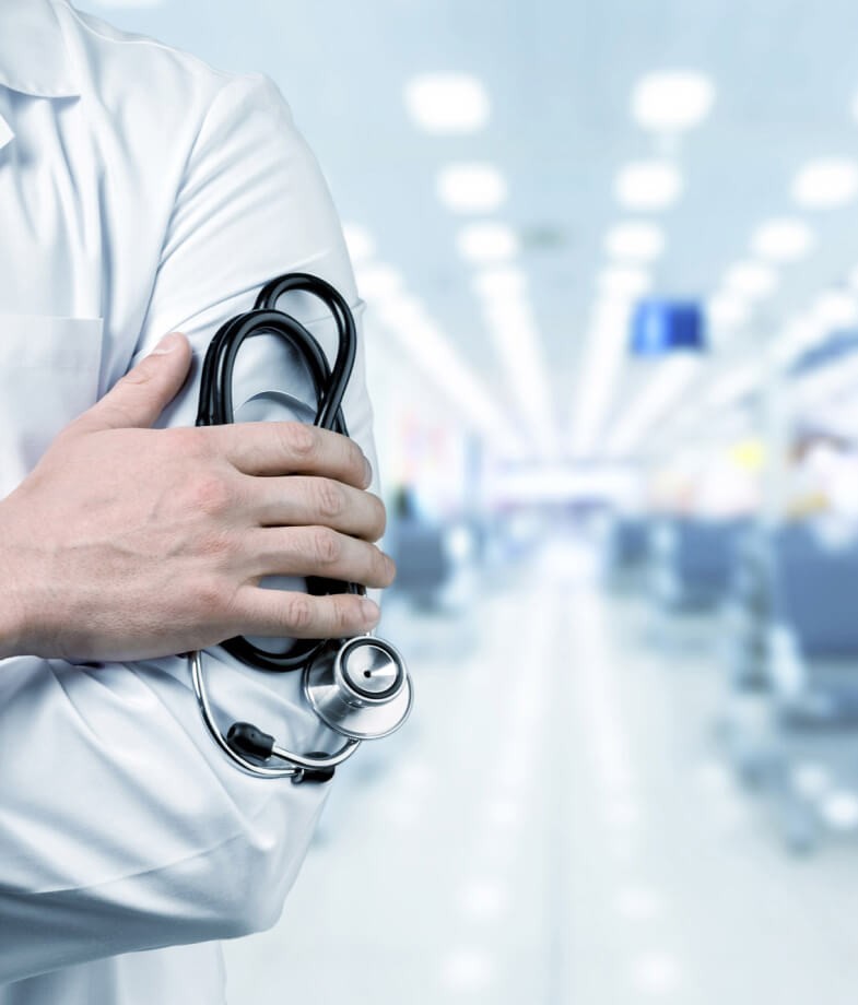 Bác sĩ và bệnh nhân trao đổi, thể hiện sự hài lòng sau khi điều trị