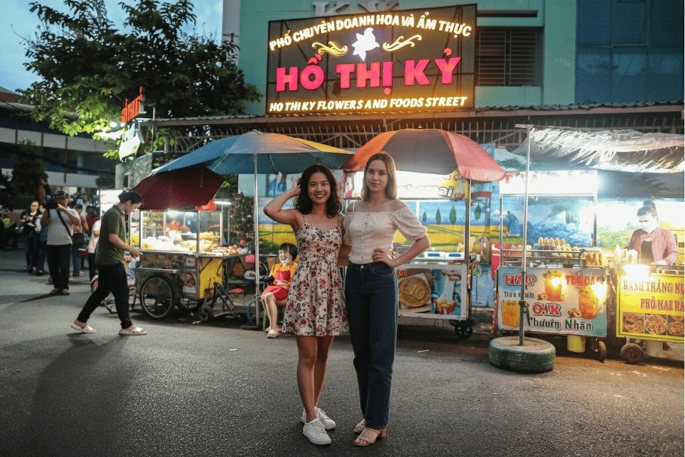 Nơi đầu tiên của khu phố Hồ Thị Kỷ chuyên kinh doanh hoa tươi, chưa có phố ẩm thực