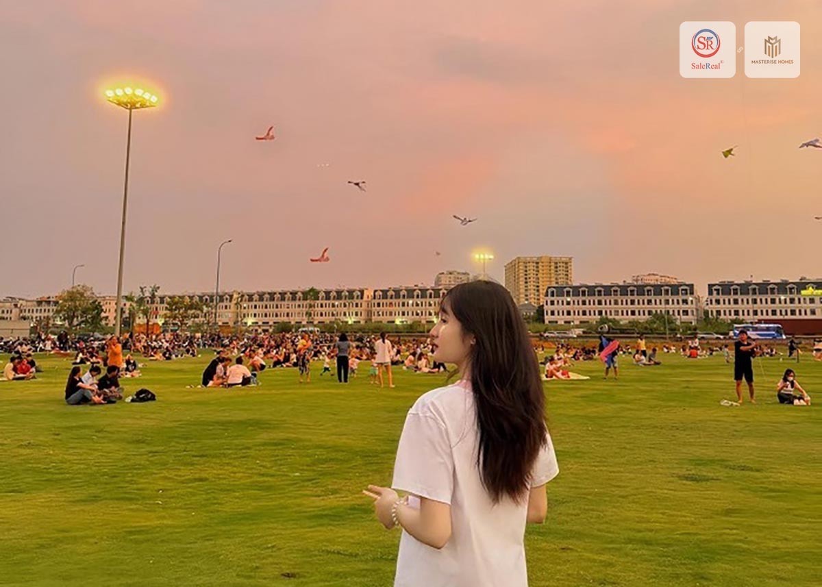 Cánh Đồng Diều The Global City: Điểm Đến Giải Trí "Cực Hot" và Lợi Ích Bất Động Sản 7 Bạn nữ trẻ tuổi tạo dáng chụp ảnh check-in tại cánh đồng diều rực rỡ của The Global City