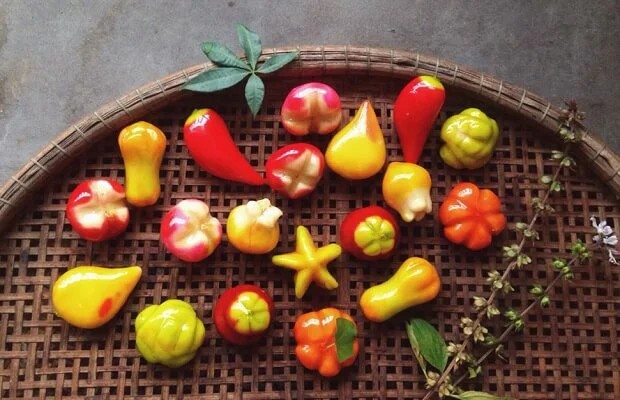 Những chiếc bánh đậu xanh tạo hình trái cây đầy màu sắc, trông rất hấp dẫn