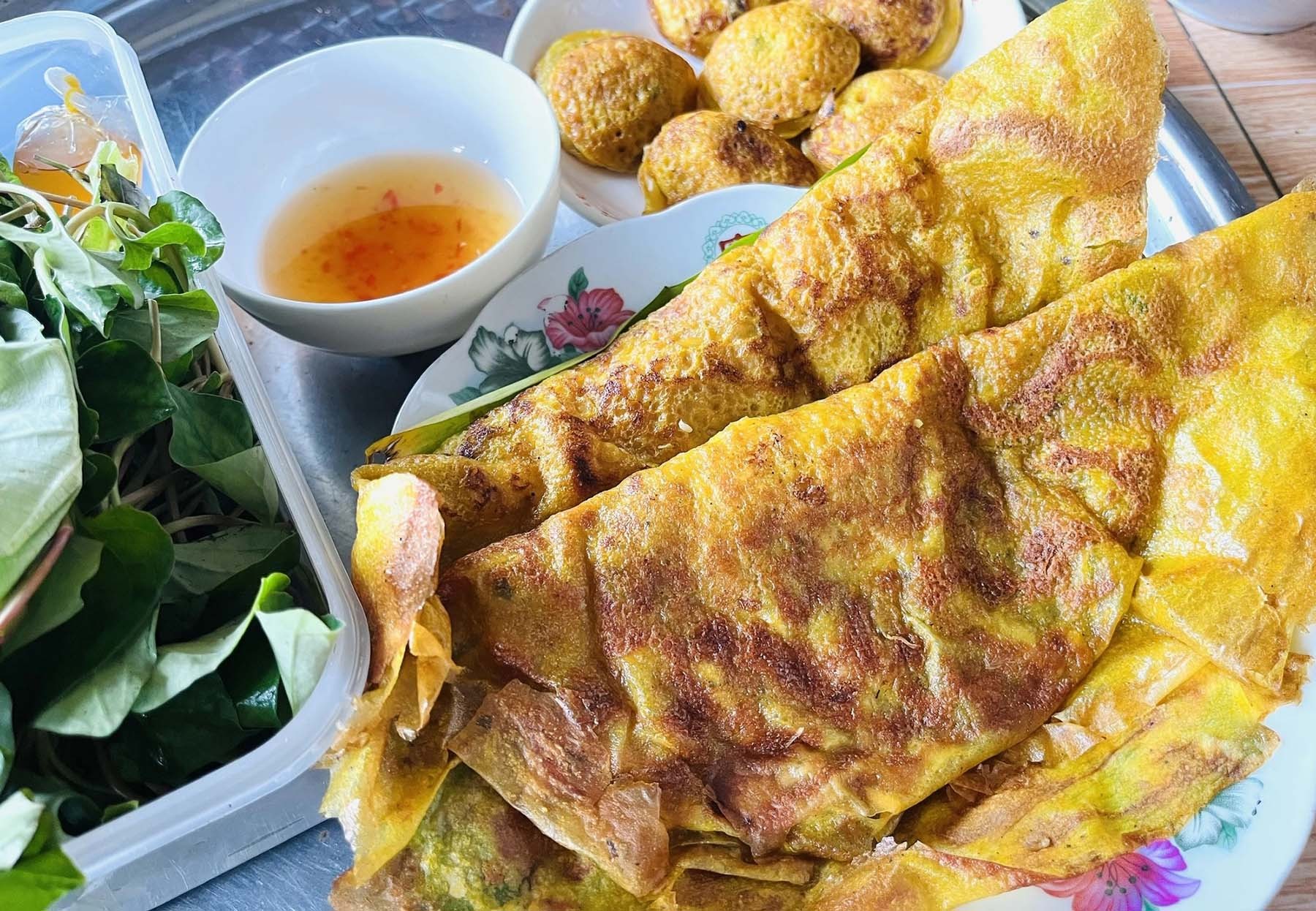 Khám Phá Hương Vị Bánh Xèo Sài Gòn: TOP 17 Quán Ngon "Ăn Là Mê"! 15 Các quán bánh xèo Sài Gòn hấp dẫn du khách với hương vị truyền thống