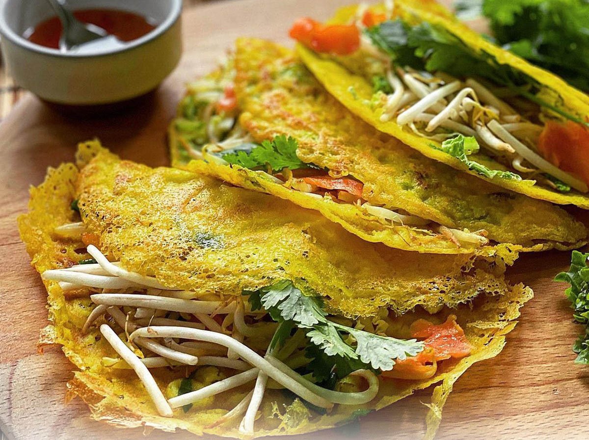 Khám Phá Hương Vị Bánh Xèo Sài Gòn: TOP 17 Quán Ngon "Ăn Là Mê"! 10 Bánh xèo Chú Ba với nhân đầy đặn, vỏ bánh mỏng, giòn và nước chấm đặc trưng