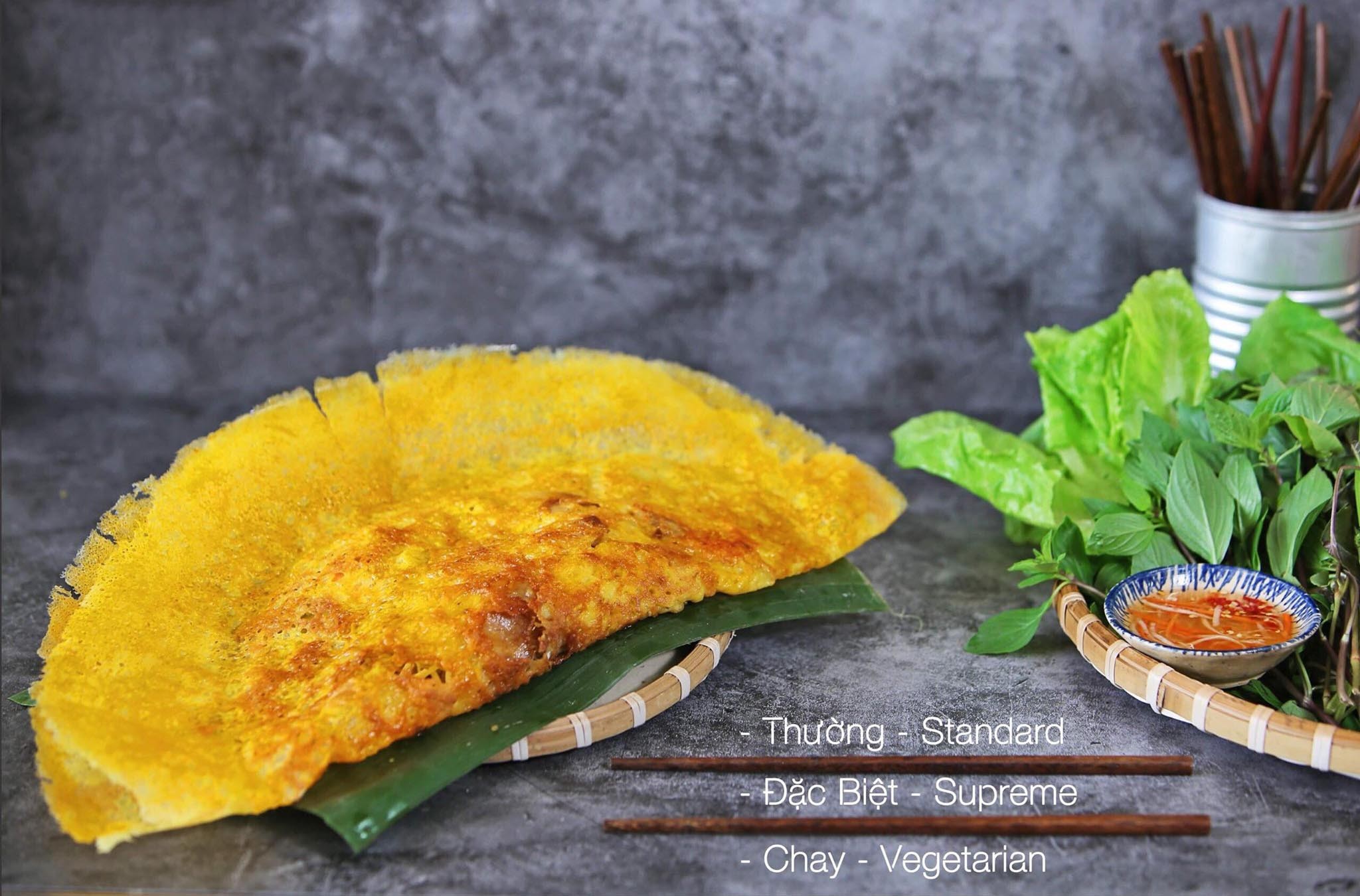 Bánh xèo Ngọc Sơn với lớp vỏ vàng ươm, giòn rụm và nhân tôm thịt đầy đặn