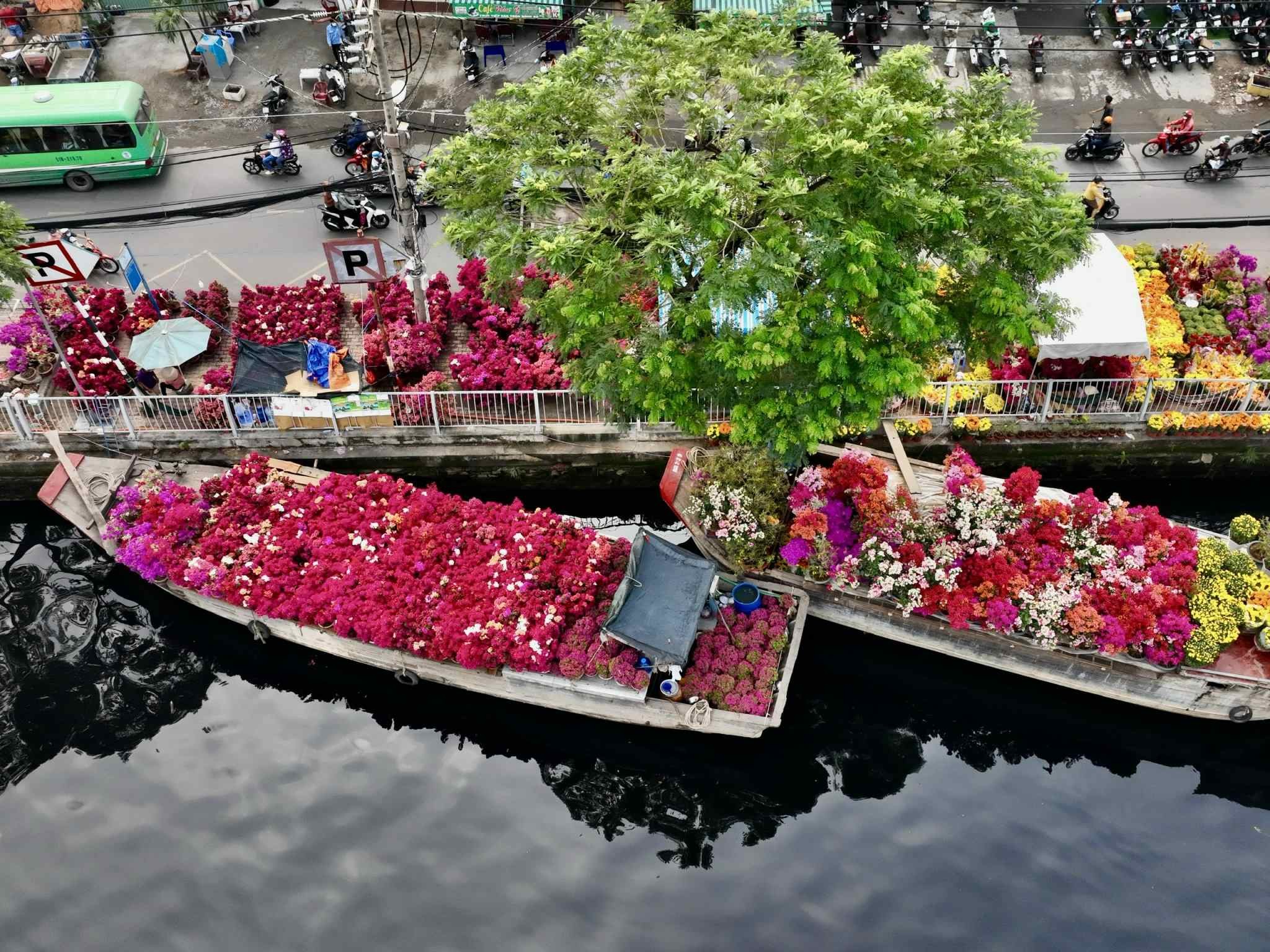 Bến Bình Đông: Nét Đẹp Văn Hóa Sông Nước Và Chợ Hoa Tết Độc Đáo Giữa Lòng Sài Gòn 10 Khung cảnh bến thuyền ngập tràn hoa