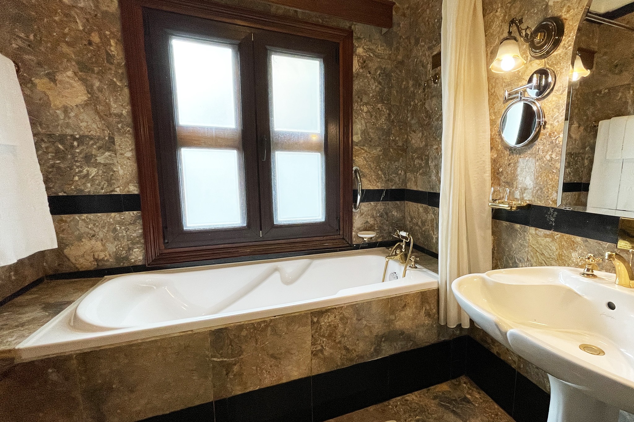 Top 8 Khách Sạn Có Bồn Tắm Ở TPHCM: Nâng Tầm Trải Nghiệm Thư Giãn Đẳng Cấp 7 Bồn tắm mang phong cách cổ điển sang trọng tại Hotel Majestic Saigon.