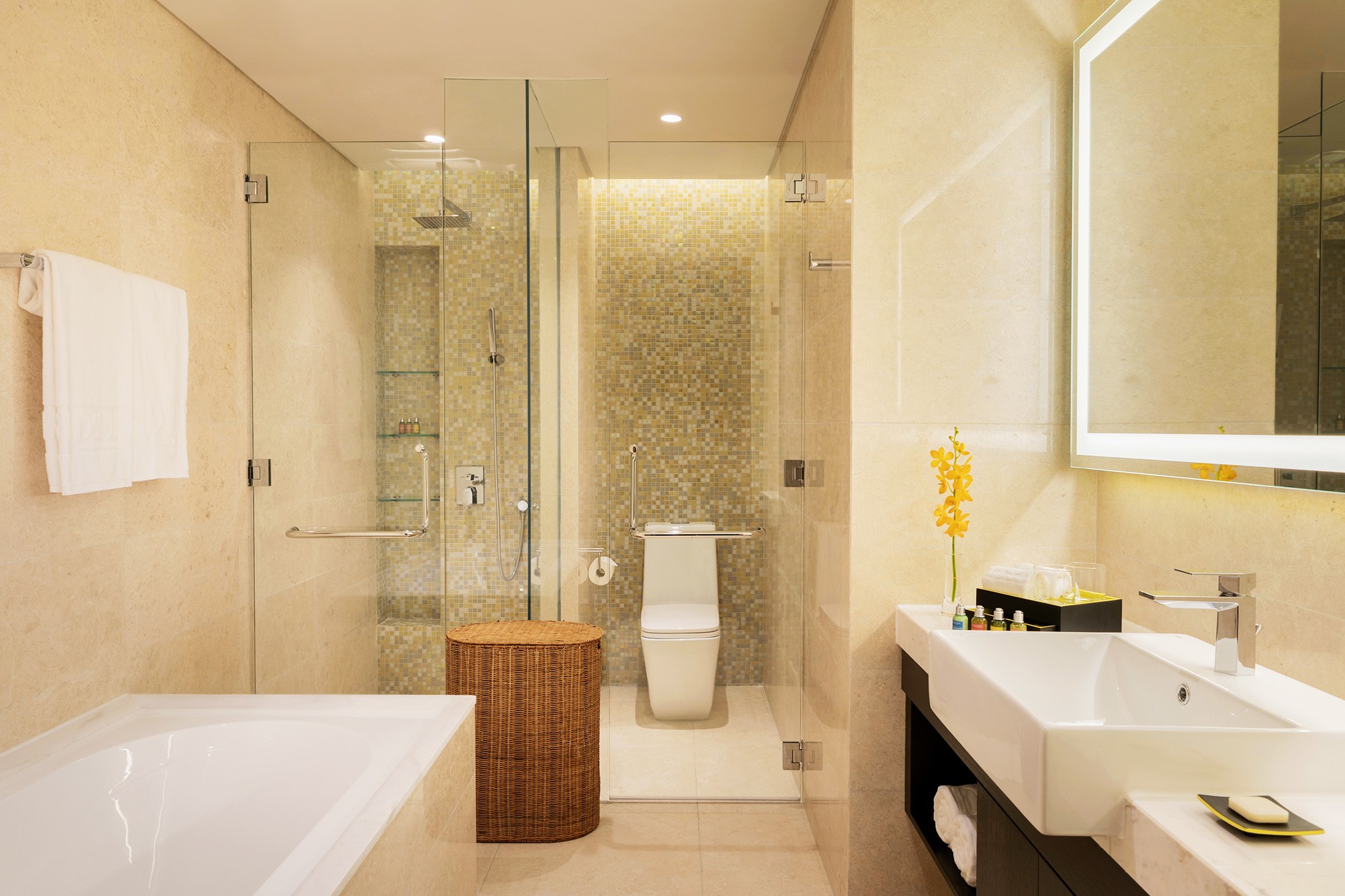 Top 8 Khách Sạn Có Bồn Tắm Ở TPHCM: Nâng Tầm Trải Nghiệm Thư Giãn Đẳng Cấp 6 Bồn tắm thiết kế tinh tế theo phong cách Châu Âu tại Sedona Suites Ho Chi Minh City.