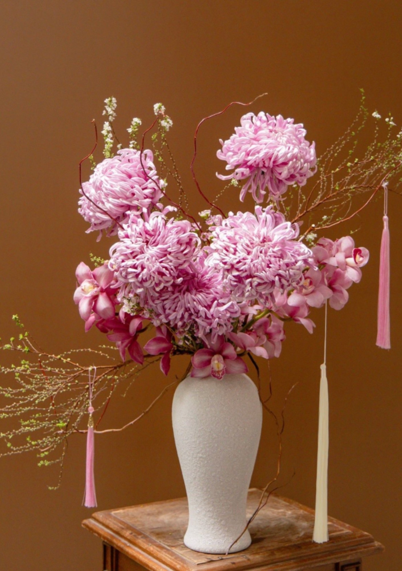 Brodard Mừng Xuân Bính Ngọ 2026: Hương Vị Truyền Thống, Sắc Hoa Tươi Mới 6 Bình hoa Tết Brodard 2026 với sắc đỏ đào đông và vàng mai