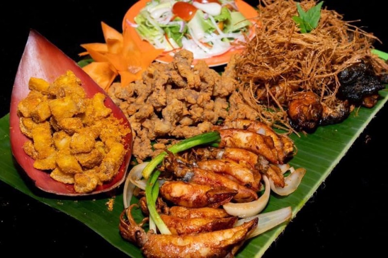 Top Quán Buffet Quận 12 Ngon, Giá Rẻ Không Thể Bỏ Lỡ 6 Không gian sân vườn thoáng đãng tại Làng nướng Hương Việt, địa điểm buffet nướng truyền thống