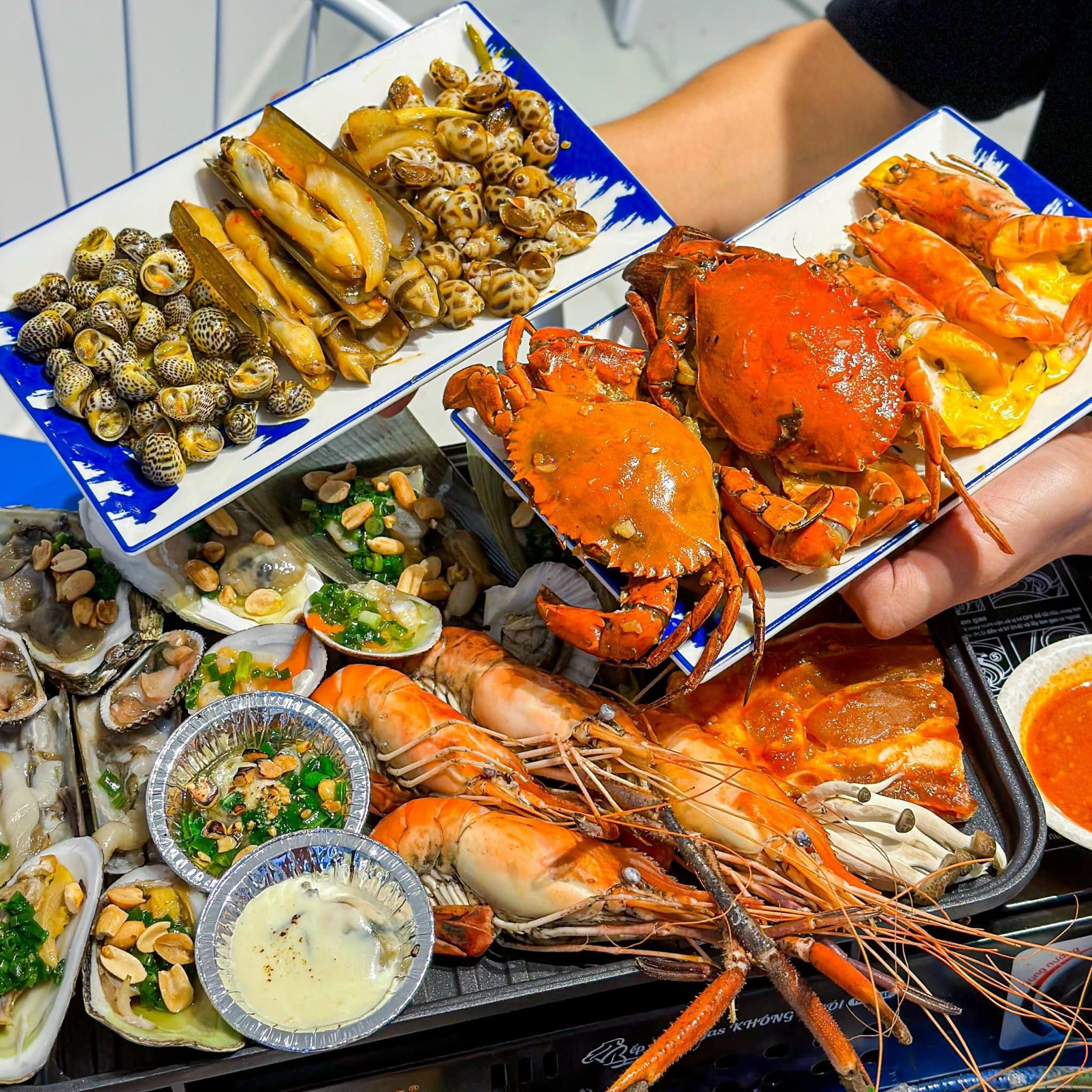 Một góc không gian sang trọng và rộng rãi bên trong Buffet Thần Biển quận Bình Thạnh với thiết kế thanh lịch