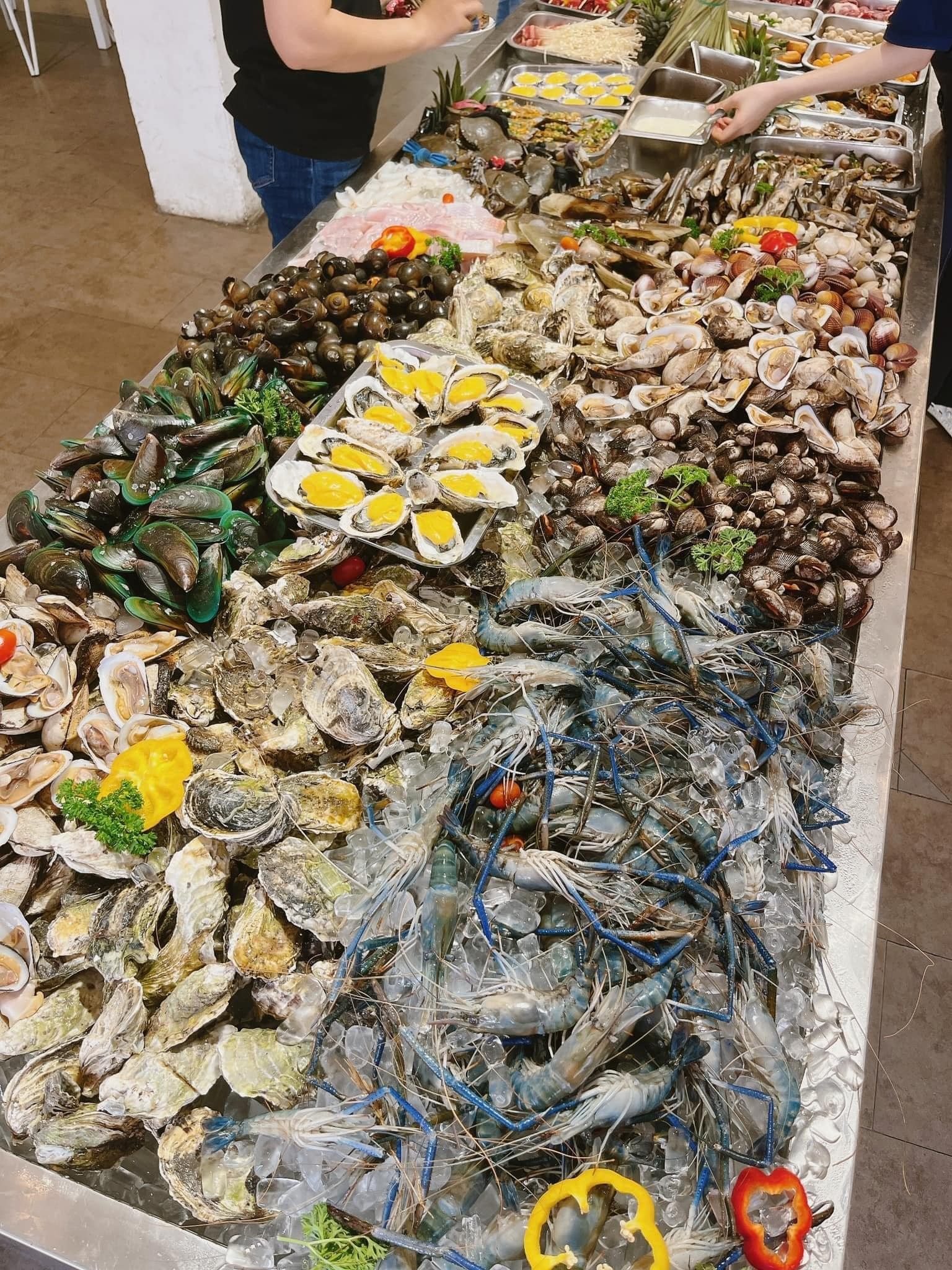 Khám Phá Buffet Thần Biển Quận Bình Thạnh: Tất Tần Tật 10 Điều Cần Biết 7 Khung cảnh Buffet Thần Biển quận Bình Thạnh từ bên ngoài, với biển hiệu rõ ràng và thiết kế hiện đại