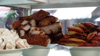 Bún Mắm Sài Gòn: Khám Phá Hương Vị Đặc Trưng và Top Quán Ngon "Nhất Định Phải Thử" 11 Thịt heo quay giòn ngon mắt tại quán