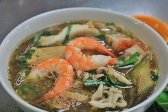 Tô bún mắm Sài Gòn đầy đặn tôm, mực, chả, thịt heo quay