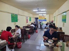 Bún Mắm Sài Gòn: Khám Phá Hương Vị Đặc Trưng và Top Quán Ngon "Nhất Định Phải Thử" 10 Không gian quán bún mắm Cô 5