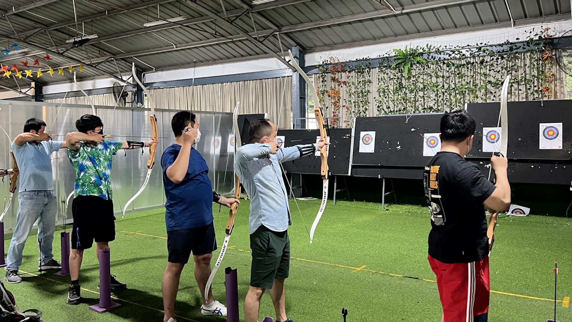 Các cung thủ đang tập luyện tại một câu lạc bộ bắn cung ở TP.HCM