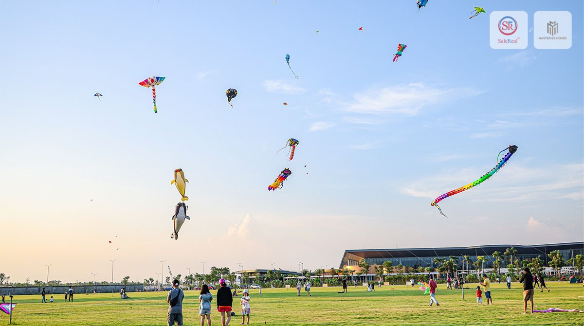 Cánh đồng diều rộng lớn tại The Global City với những cánh diều rực rỡ trên bầu trời