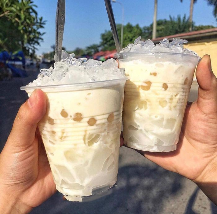 Khám Phá Hương Vị Thanh Mát: Top 13 Quán Chè Dừa Dầm "Giải Nhiệt" Tuyệt Hảo Tại TP. HCM 16 Ly chè dừa dầm thập cẩm tại Cô Thanh với dừa non và thạch dừa