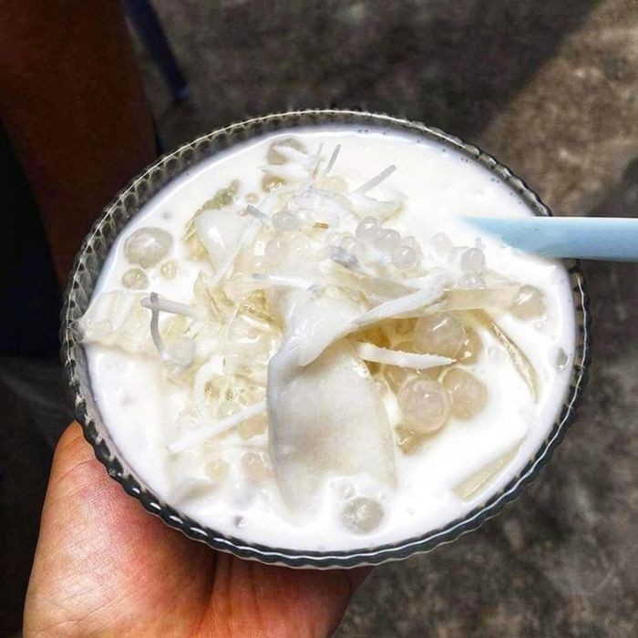 Khám Phá Hương Vị Thanh Mát: Top 13 Quán Chè Dừa Dầm "Giải Nhiệt" Tuyệt Hảo Tại TP. HCM 17 Chè dừa dầm tại Chè Ngon Cô Ba với đa dạng topping và màu sắc hấp dẫn