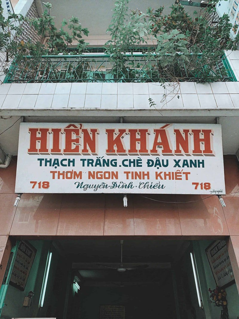 Quán chè Hiển Khánh nổi tiếng với hương vị ngọt thanh nhẹ nhàng, thu hút thực khách tại Sài Gòn