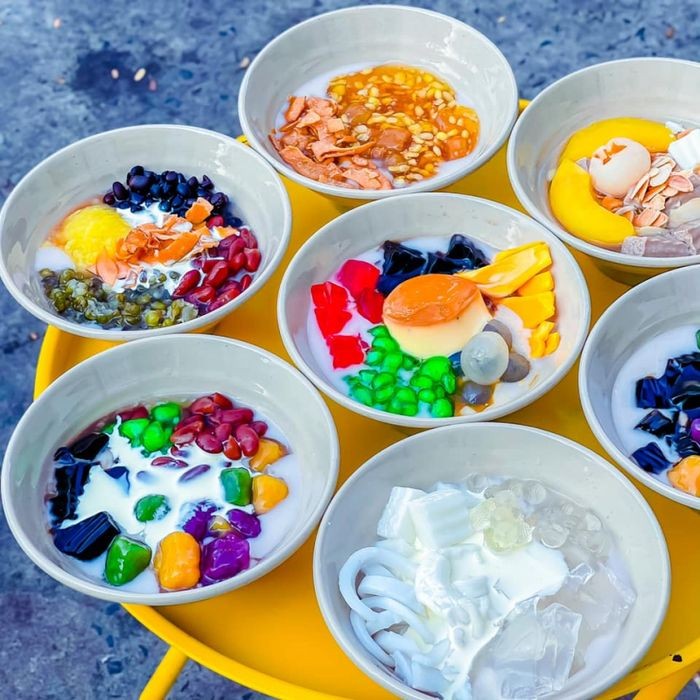 Khám Phá Hương Vị Thanh Mát: Top 13 Quán Chè Dừa Dầm "Giải Nhiệt" Tuyệt Hảo Tại TP. HCM 23 Ly chè dừa dầm của Chè Phan với dừa non và trân châu đẹp mắt