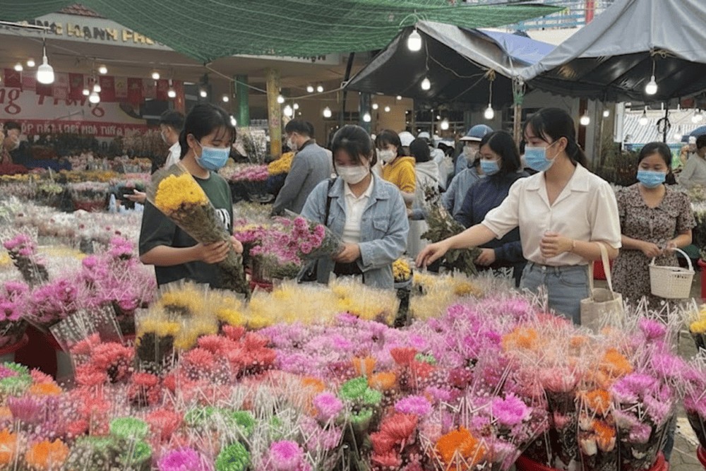 Review Ẩm Thực Chợ Hồ Thị Kỷ: Thiên Đường Món Ngon Xuyên Đêm Giữa Lòng Sài Gòn 9 Toàn cảnh chợ hoa Hồ Thị Kỷ vào ban ngày, ít người qua lại hơn so với buổi tối