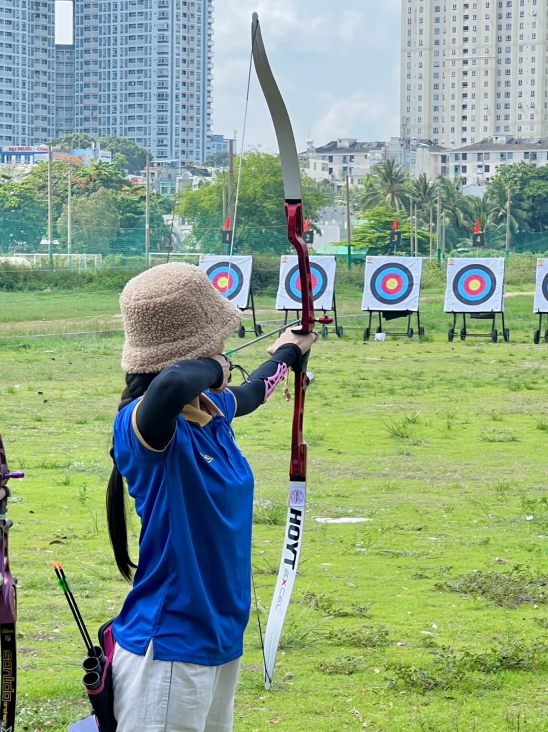 Top 7 Địa Điểm Bắn Cung ở Sài Gòn Được Yêu Thích Nhất 14 Người chơi đang được huấn luyện viên hướng dẫn kỹ thuật bắn cung tại CLB Nhà Văn Hóa Thanh Niên