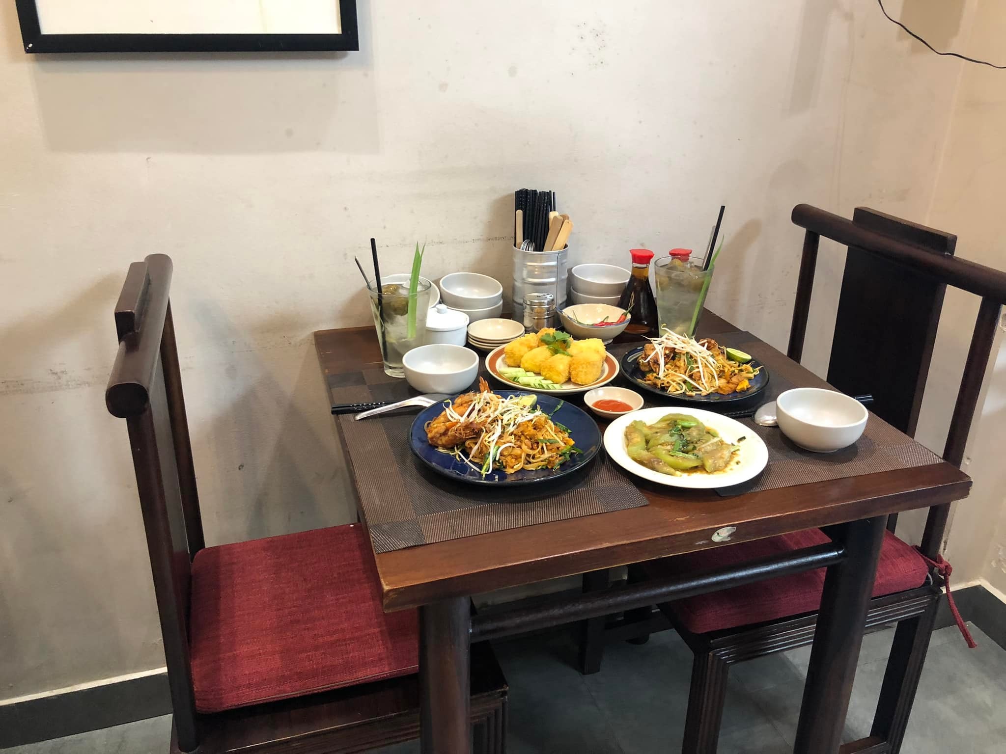 Khám phá 16 Quán Cơm Niêu Sài Gòn Ngon Nổi Tiếng, Chuẩn Vị Mâm Cơm Nhà 20 Thực khách đang thưởng thức bữa ăn tại quán cơm niêu D2 Sài Gòn