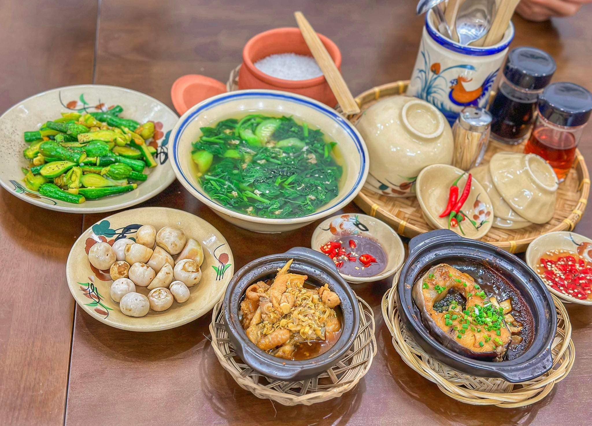 Khám phá 16 Quán Cơm Niêu Sài Gòn Ngon Nổi Tiếng, Chuẩn Vị Mâm Cơm Nhà 29 Niêu cơm cháy vàng giòn, nóng hổi tại quán Cơm niêu Gạo Sài Gòn