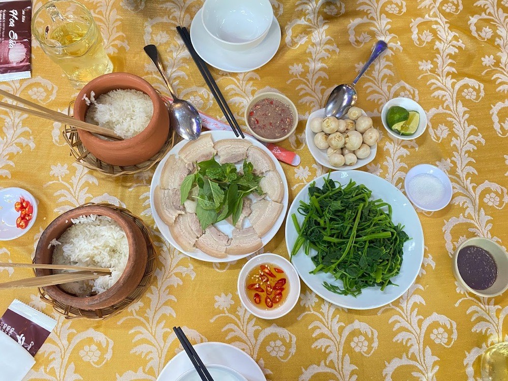 Khám phá 16 Quán Cơm Niêu Sài Gòn Ngon Nổi Tiếng, Chuẩn Vị Mâm Cơm Nhà 25 Mâm cơm dân dã, chuẩn vị mẹ nấu tại quán Cơm niêu Hoa Sữa Sài Gòn