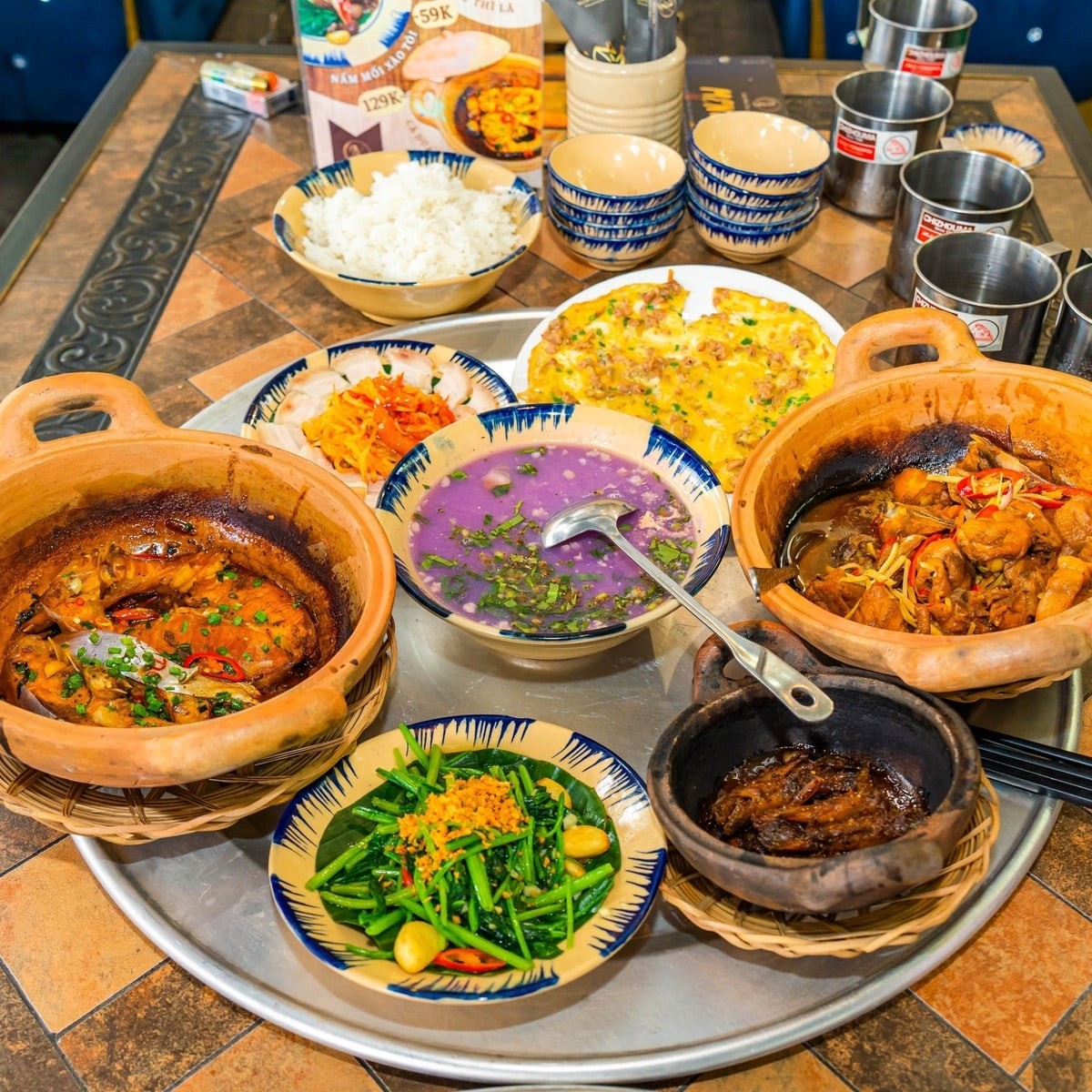 Khám phá 16 Quán Cơm Niêu Sài Gòn Ngon Nổi Tiếng, Chuẩn Vị Mâm Cơm Nhà 31 Mâm cơm niêu đa sắc màu với nhiều món ăn hấp dẫn tại Cơm niêu Ngọc Lan