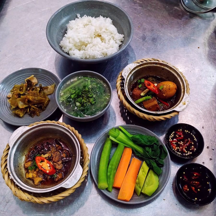 Khám phá 16 Quán Cơm Niêu Sài Gòn Ngon Nổi Tiếng, Chuẩn Vị Mâm Cơm Nhà 18 Các món ăn dân dã, quen thuộc tại quán cơm niêu Panda Food Sài Gòn