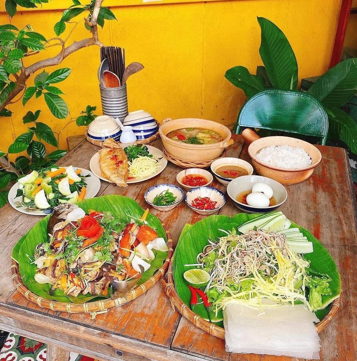 Một niêu cơm niêu Sài Gòn với lớp cháy vàng giòn rụm và các món ăn kèm hấp dẫn