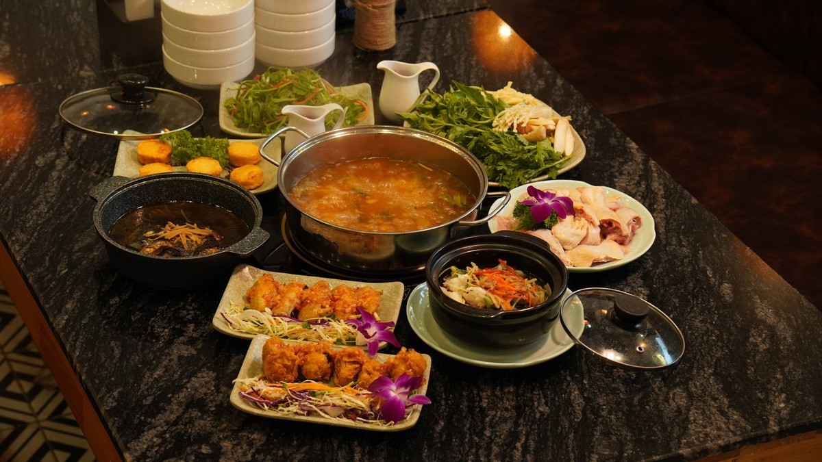 Khám phá 16 Quán Cơm Niêu Sài Gòn Ngon Nổi Tiếng, Chuẩn Vị Mâm Cơm Nhà 28 Niêu cơm dẻo thơm cùng các món ăn kèm hấp dẫn tại Thoáng Việt Sài Gòn