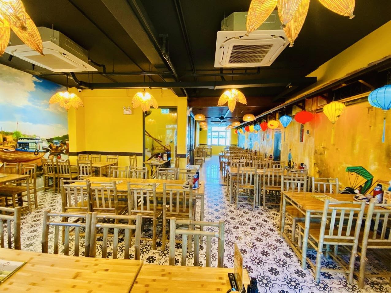 Khám phá 16 Quán Cơm Niêu Sài Gòn Ngon Nổi Tiếng, Chuẩn Vị Mâm Cơm Nhà 26 Không gian mộc mạc, ấm cúng của quán cơm quê Mười Khó Sài Gòn