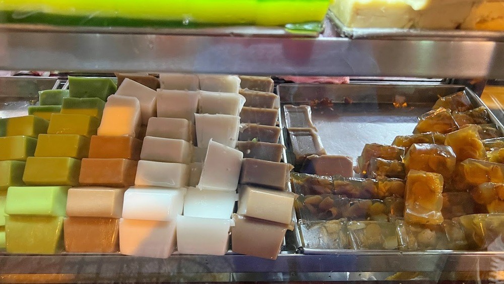 Khám Phá Những Quán Ăn Mở Cửa 24/24 Nổi Tiếng Nhất Sài Gòn 10 Dĩa xôi Cade vàng óng, dẻo thơm với lớp cade béo ngậy tại quán 451 Trần Phú