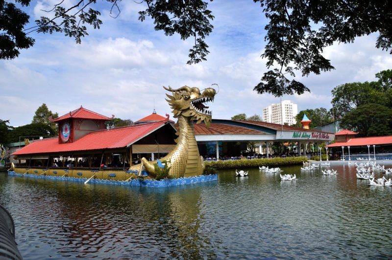 Cập Nhật Mới Nhất: Giá Vé Đầm Sen, Giờ Mở Cửa và Trải Nghiệm Ẩm Thực 2024 6 Toàn cảnh Nhà hàng Thủy Tạ Đầm Sen với không gian thoáng đãng