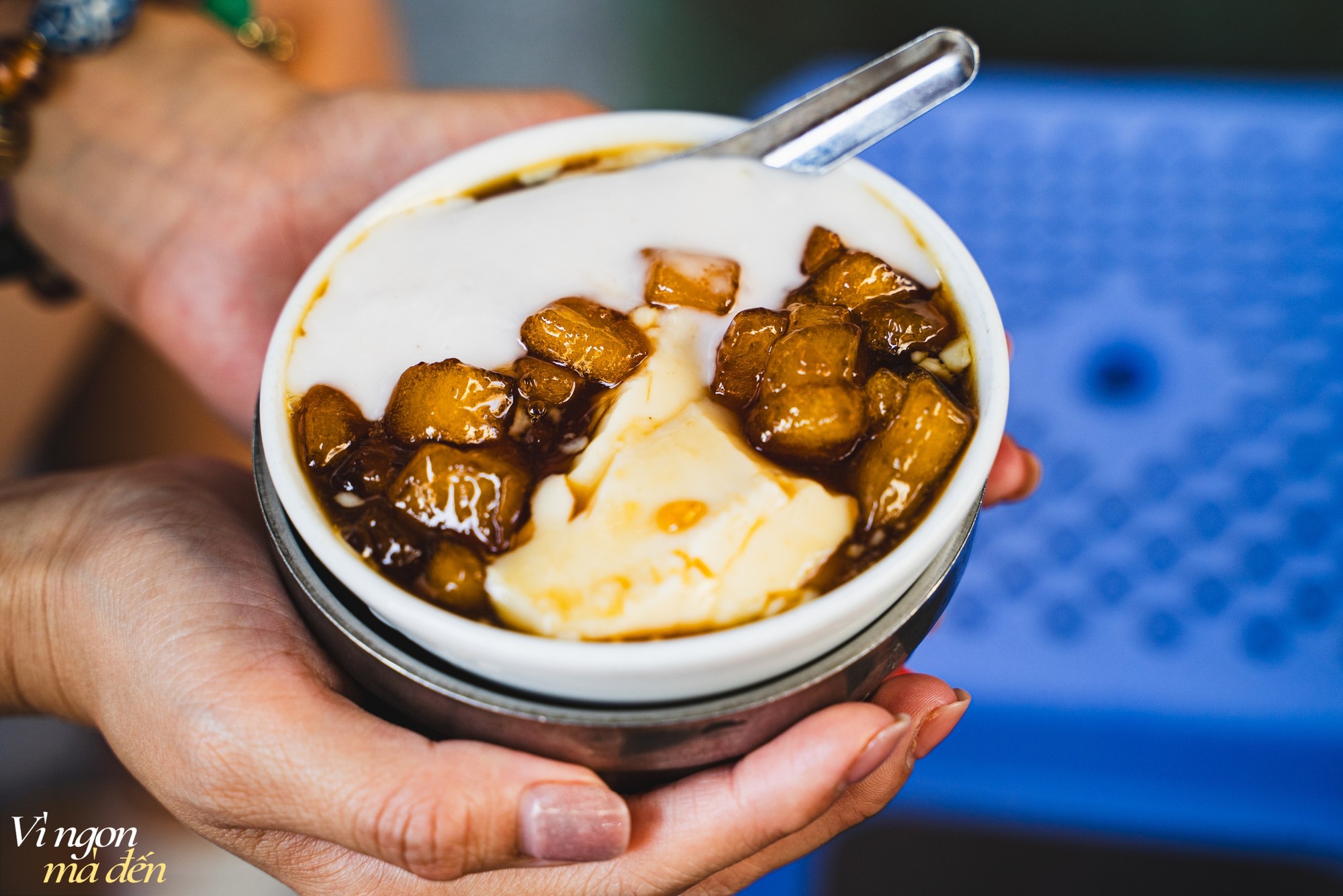 Tào Hủ Cô Hiệp Quận 3: Gánh Tào Hủ Hơn 30 Năm Lưu Giữ Hương Vị Tuổi Thơ Sài Gòn 6 Bát tào hủ nóng đầy ắp với tào hủ mềm, nước đường gừng, trân châu và cốt dừa béo ngậy