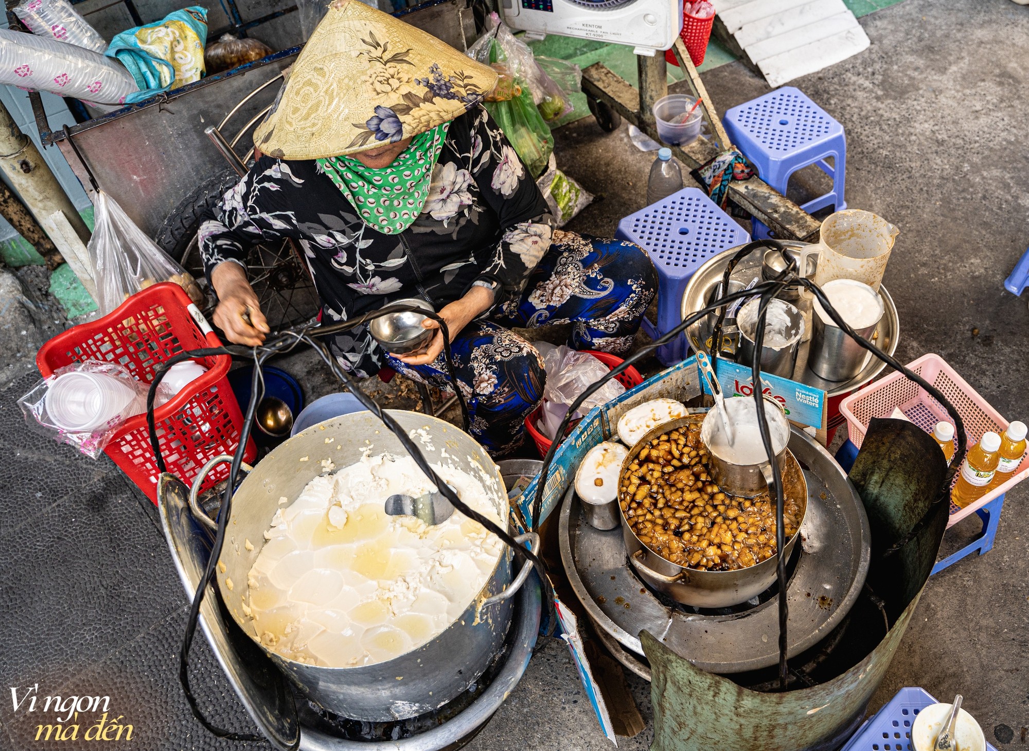 Tào Hủ Cô Hiệp Quận 3: Gánh Tào Hủ Hơn 30 Năm Lưu Giữ Hương Vị Tuổi Thơ Sài Gòn 7 Cô Hiệp đang tỉ mỉ múc tào hủ vào bát cho khách, thể hiện sự tận tâm với nghề