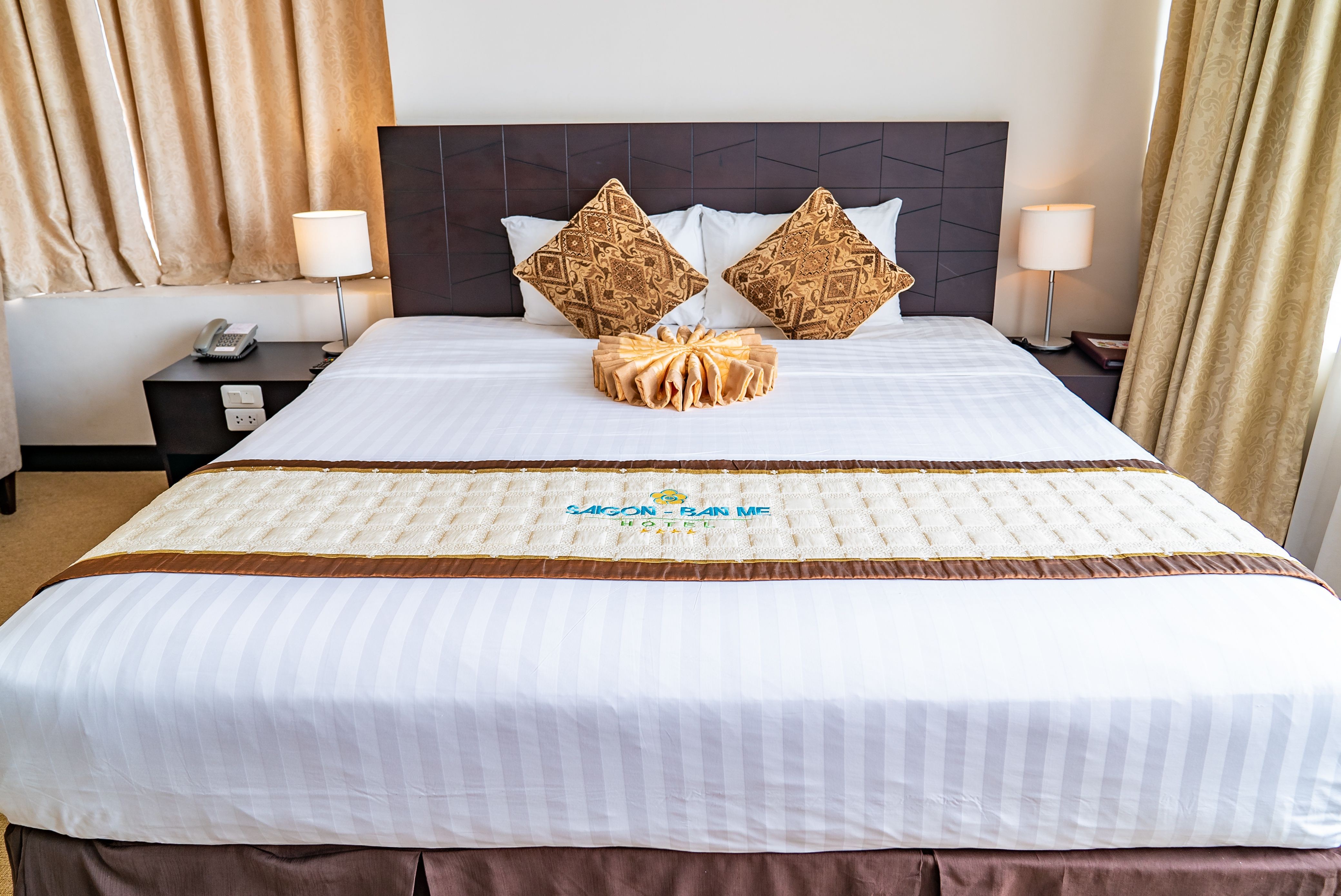 Khám phá Đắk Lắk: Vẻ đẹp Tây Nguyên hoang sơ và trải nghiệm nghỉ dưỡng đẳng cấp 9 Hình ảnh nội thất phòng nghỉ tiêu chuẩn tại Khách sạn Sài Gòn - Ban Mê với giường đôi và không gian ấm cúng