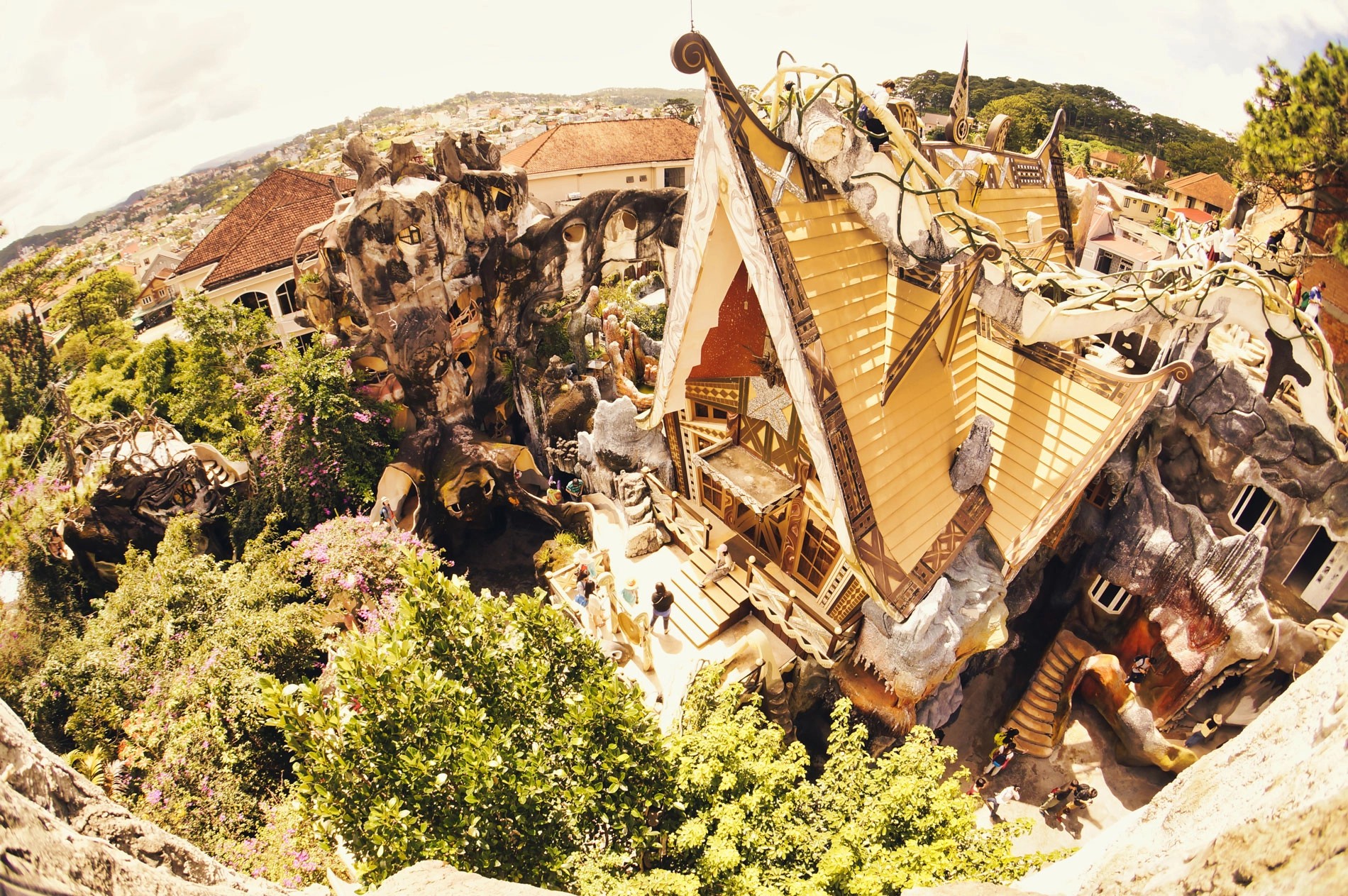 Khám phá Crazy House Đà Lạt: Biệt Thự Hằng Nga Độc Đáo Khó Tin 5 Hình ảnh cầu thang uốn lượn và không gian bên trong Crazy House với nhiều chi tiết kiến trúc kỳ dị