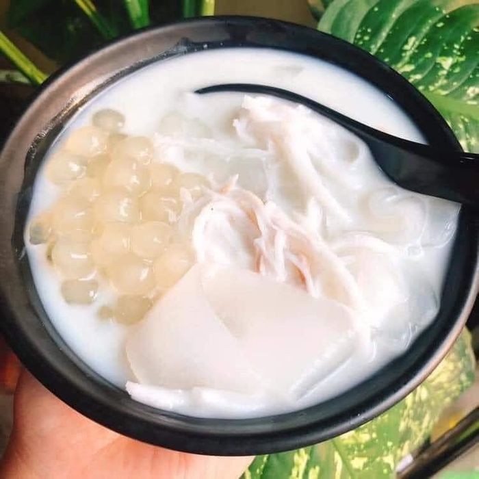 Khám Phá Hương Vị Thanh Mát: Top 13 Quán Chè Dừa Dầm "Giải Nhiệt" Tuyệt Hảo Tại TP. HCM 27 Cốc dừa dầm Cô Hến với trân châu nhân dừa và cùi dừa nạo