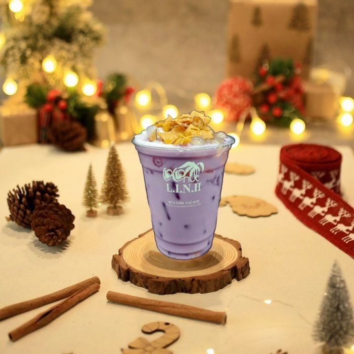 Khám Phá Hương Vị Thanh Mát: Top 13 Quán Chè Dừa Dầm "Giải Nhiệt" Tuyệt Hảo Tại TP. HCM 20 Ly dừa dầm Linh được trình bày đẹp mắt với dừa nạo và nước cốt dừa sánh mịn