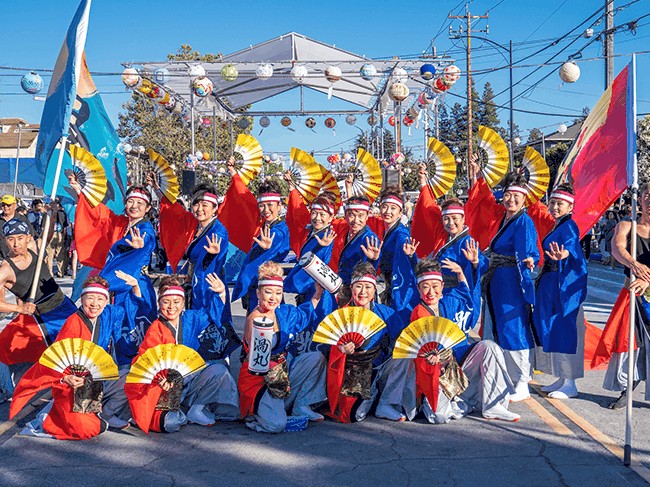 Khám Phá Khu Phố Nhật San Francisco: Cánh Cửa Dẫn Lối Đến Trái Tim Văn Hóa Nhật Bản 12 Mọi người đang tham gia một lễ hội văn hóa Nhật Bản sôi động