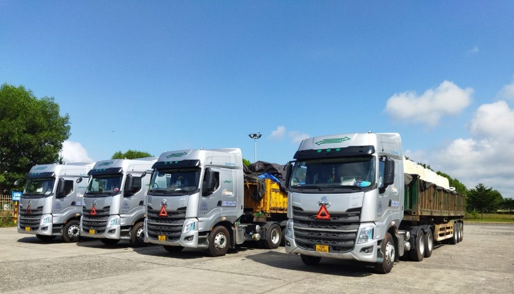 Dịch Vụ Vận Tải Sài Gòn: Đối Tác Logistics Toàn Diện Cho Doanh Nghiệp Việt 6 Hình ảnh xe đầu kéo đang vận chuyển hàng hóa trên đường